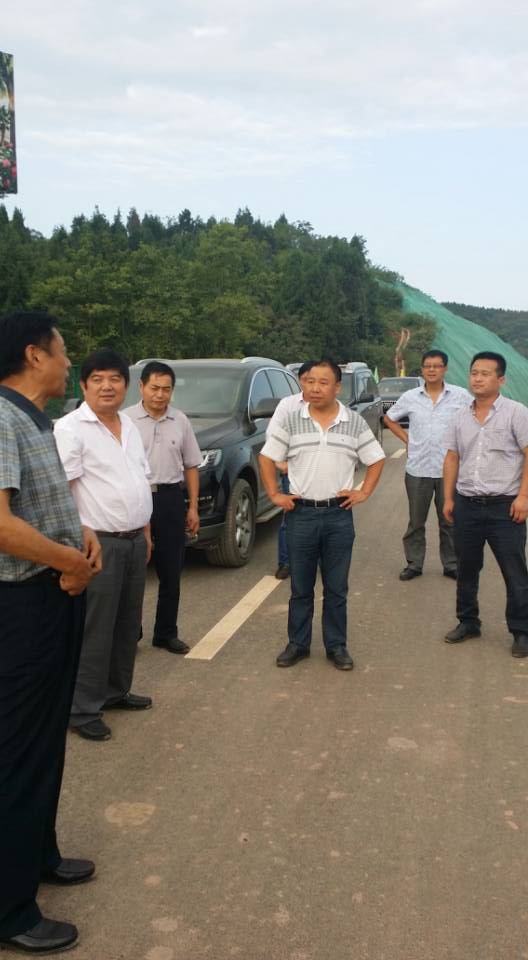 孫忠弟董事長檢查德陽東一環(huán)公路建設工作