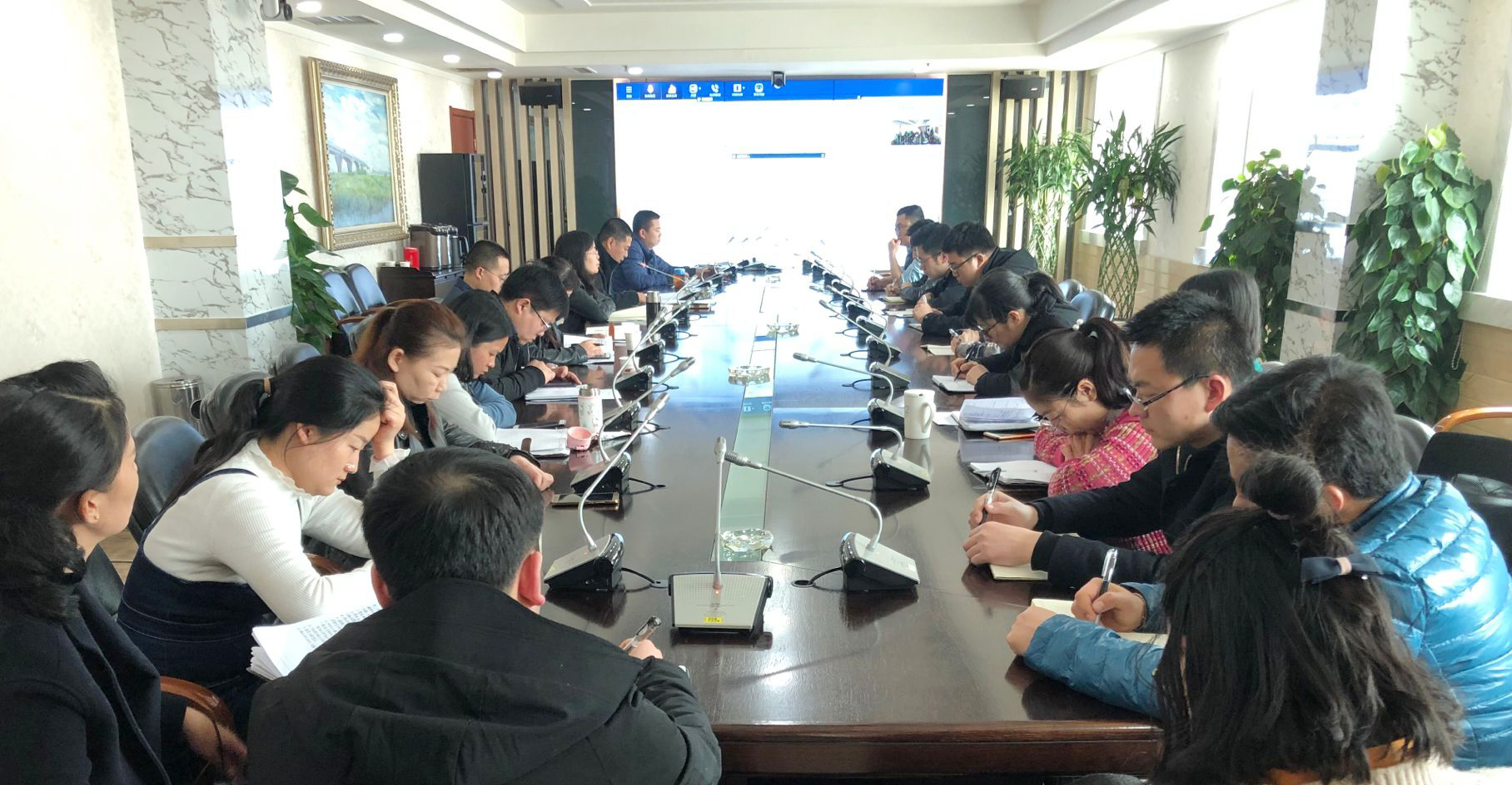 路橋公司召開(kāi)經(jīng)營(yíng)班子民主生活會(huì)和民主評(píng)議黨員會(huì)