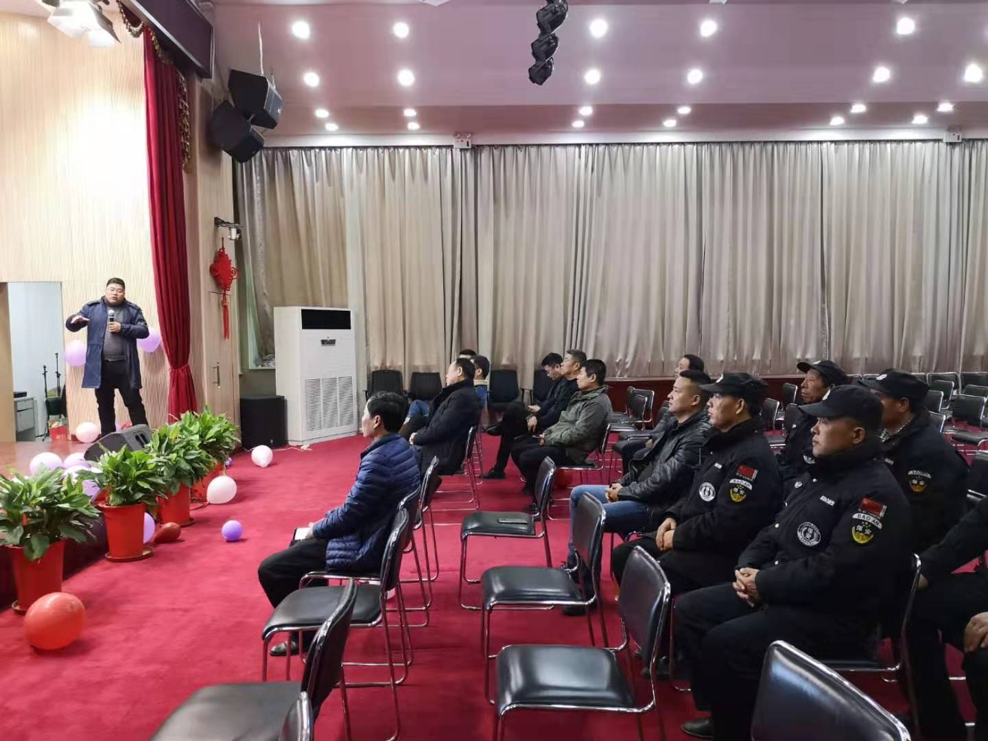 行政中心對(duì)車(chē)庫(kù)管理人員進(jìn)行理論和操作培訓(xùn)