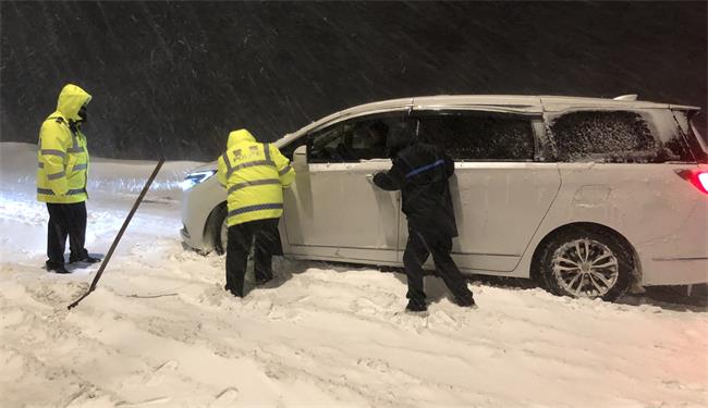 冒嚴寒 頂疾風暴雪 協(xié)力同心 保安全暢通
