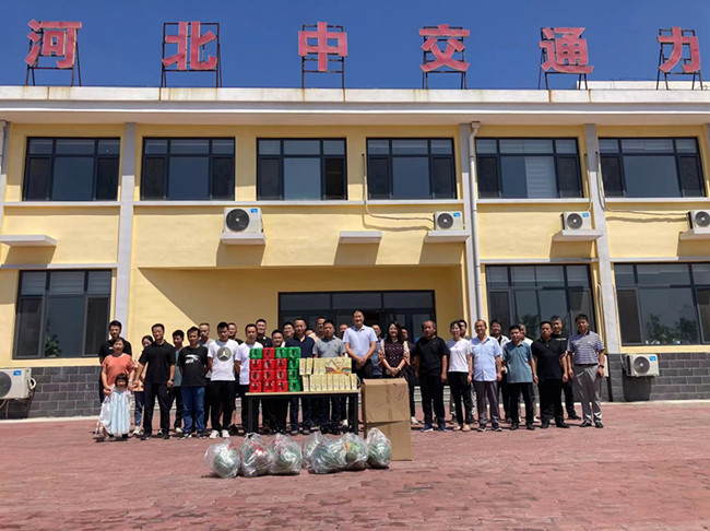 “炎炎酷暑送清涼<div   id=