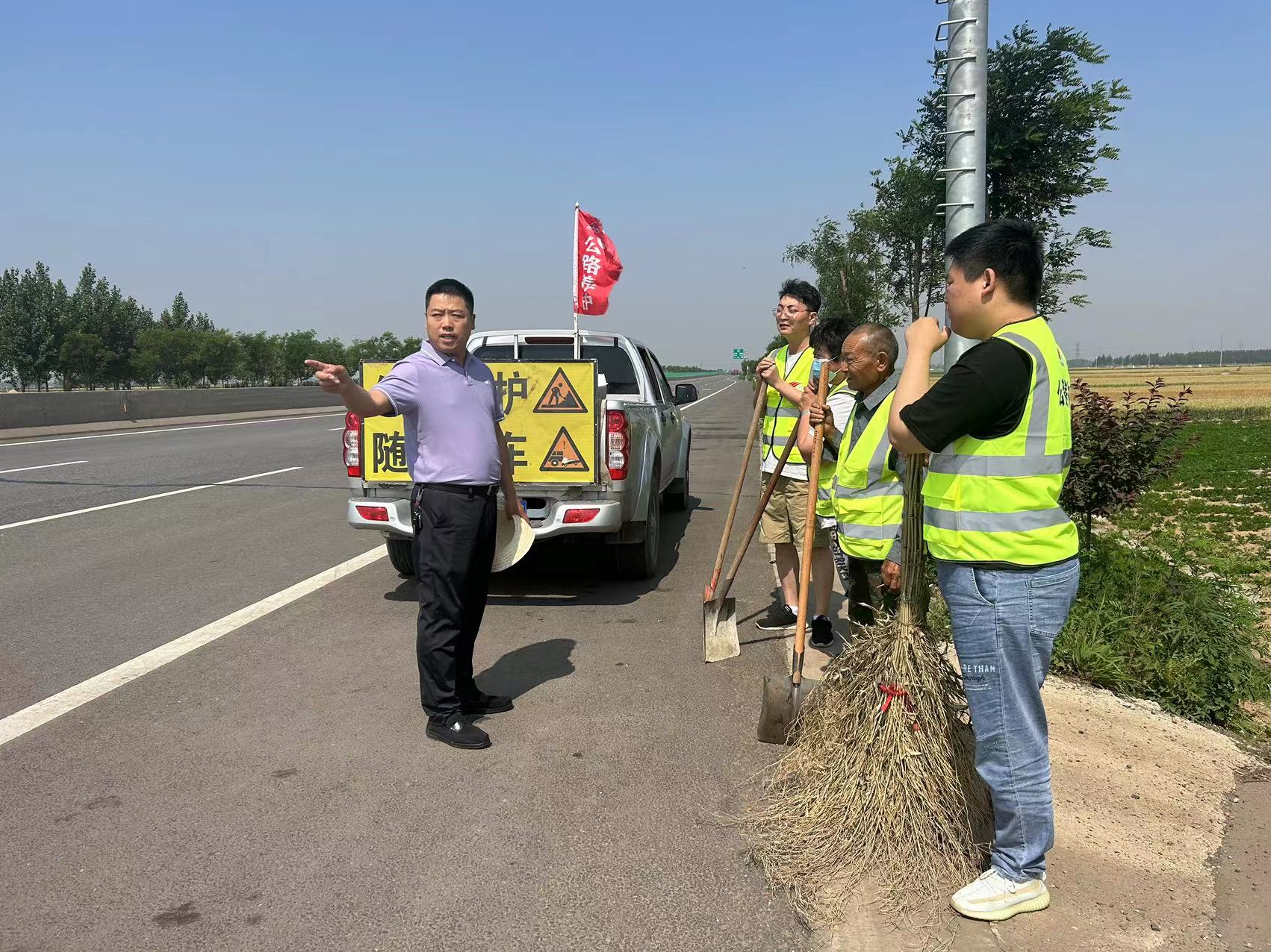 河北公司全力投入路域環(huán)境整治攻堅(jiān)<div   id=