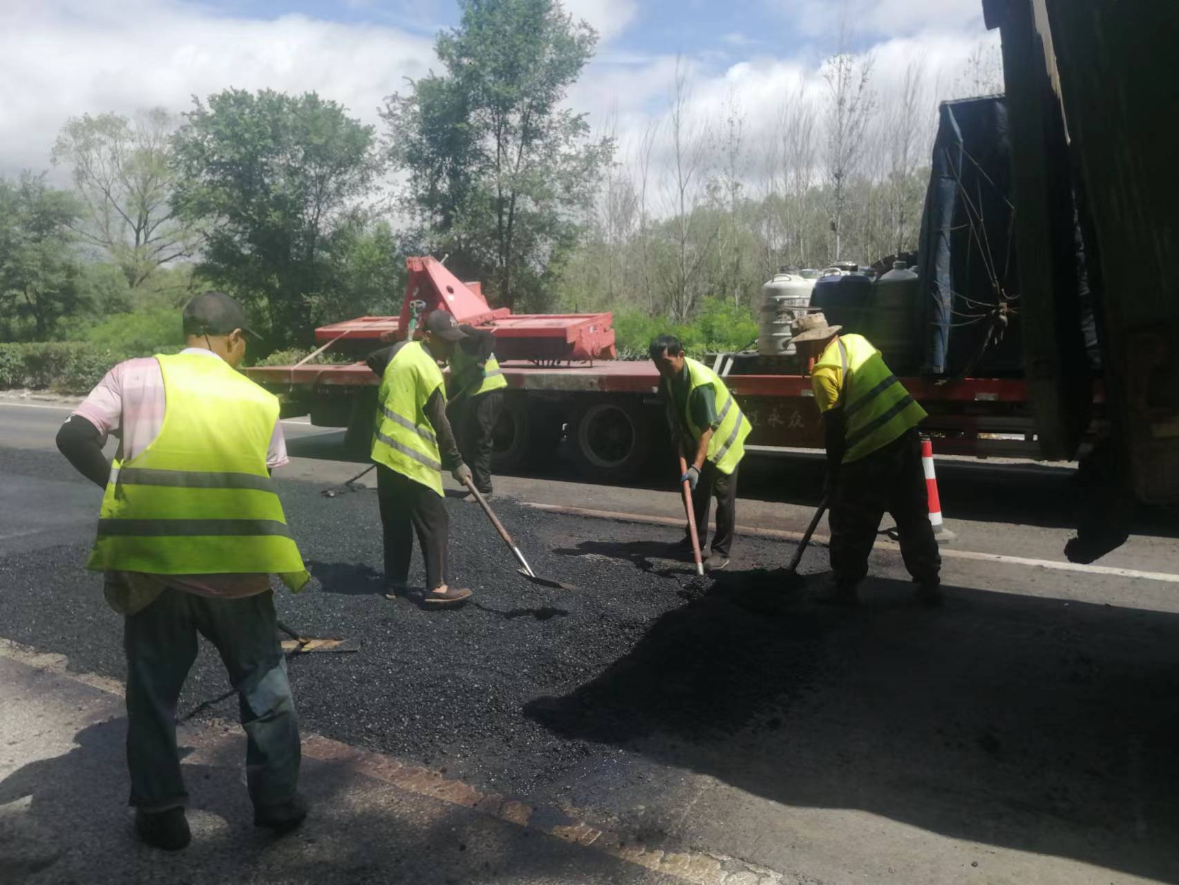 戰(zhàn)高溫 搶進(jìn)度 迎國檢 致敬“酷暑”下的好通公路人