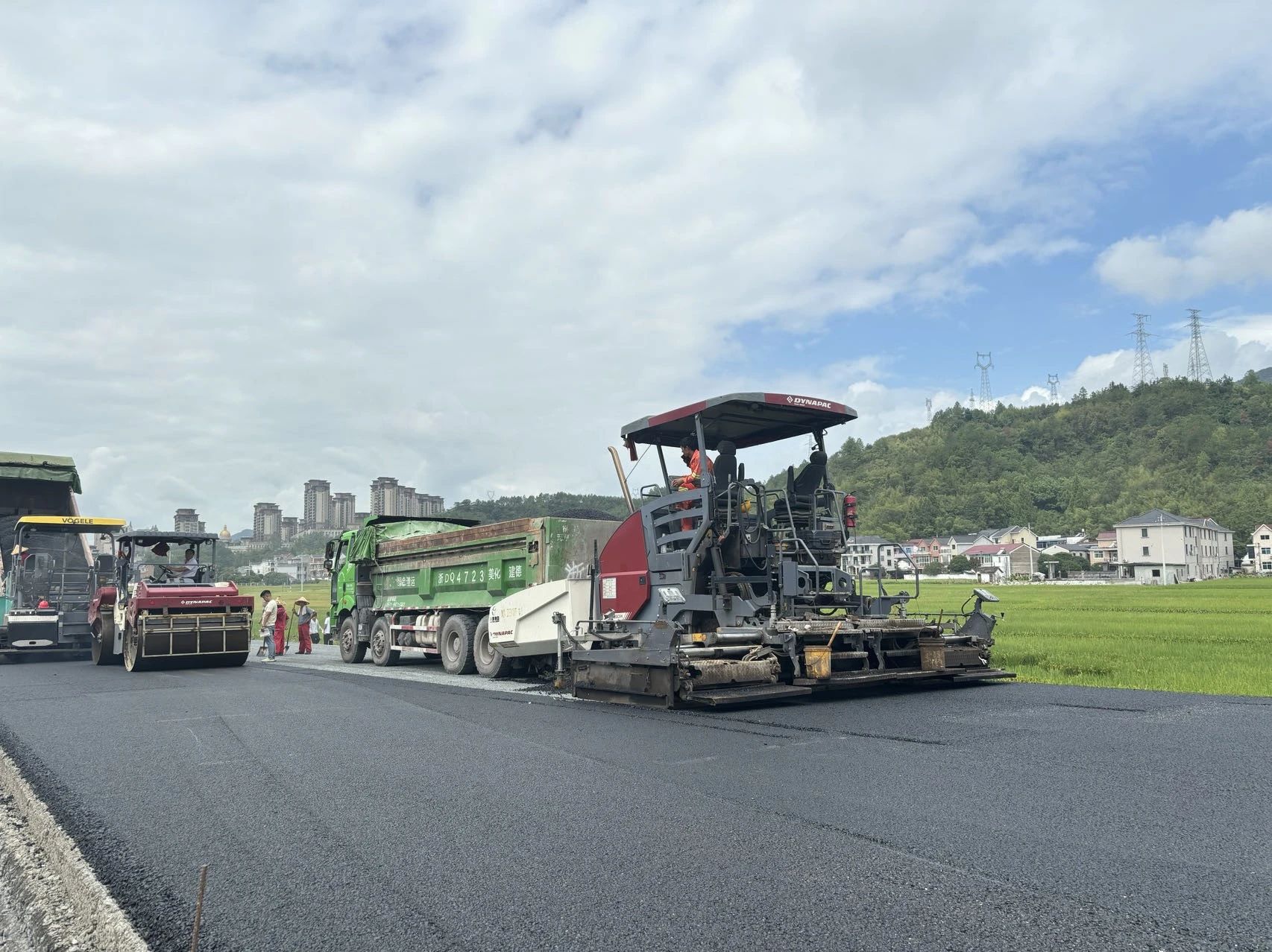 320國道3標(biāo)段順利完成A匝道瀝青路面鋪筑