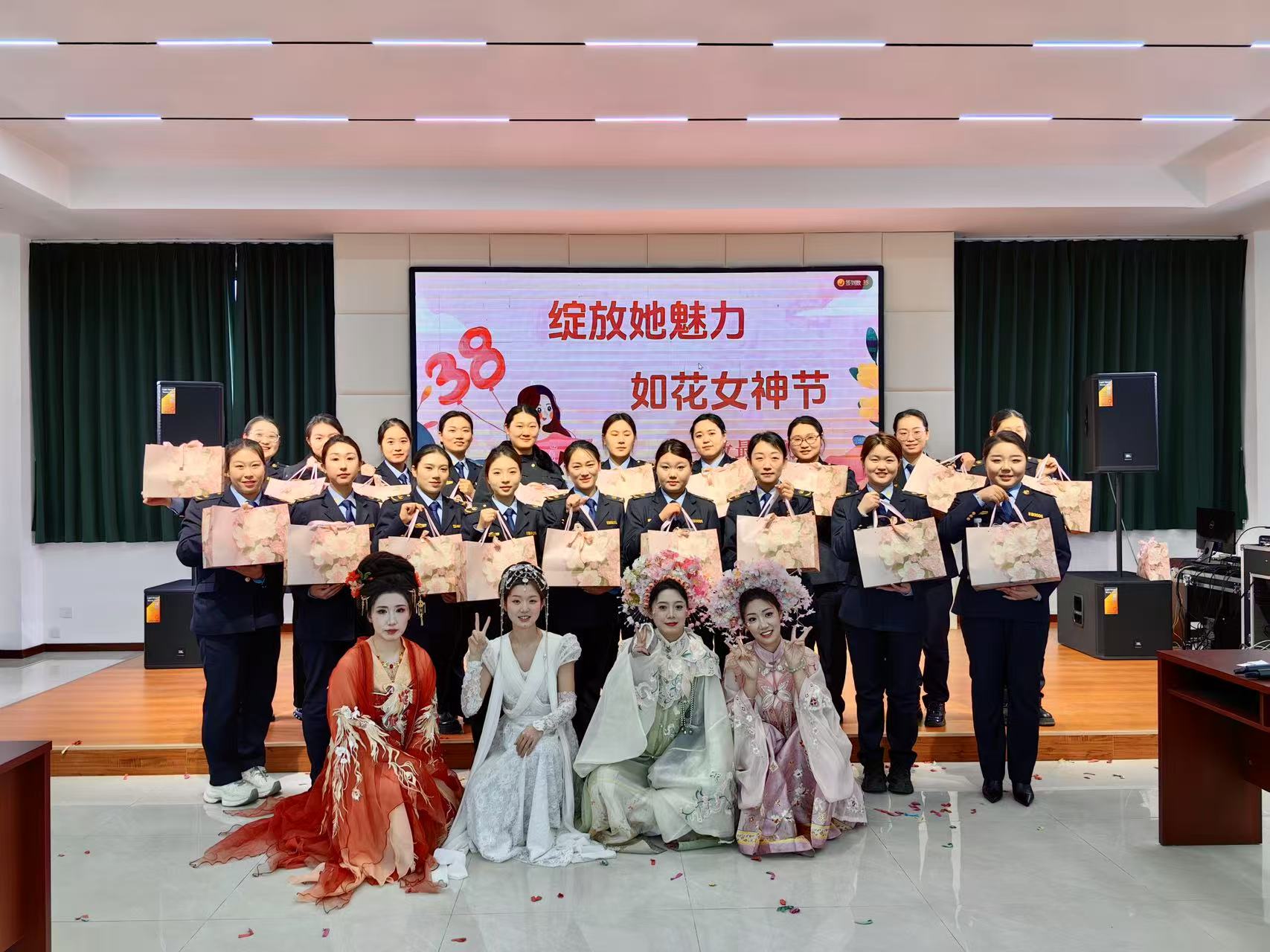綻放她魅力<div   id=