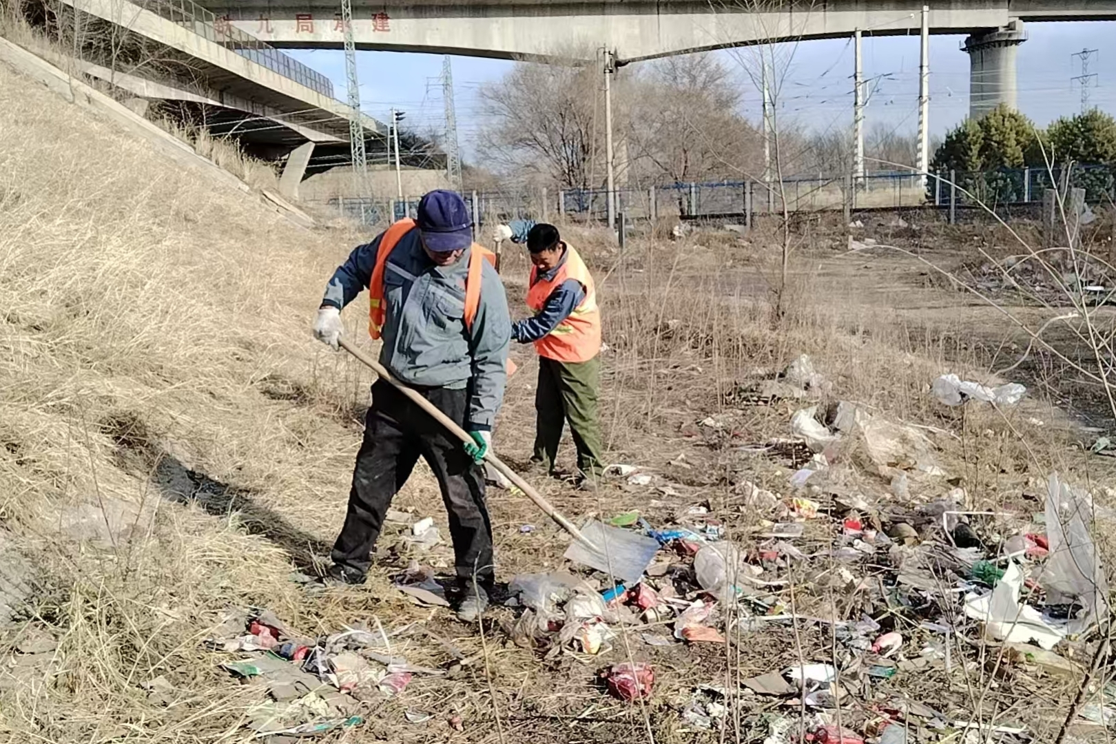 清理橋下方寸地<div   id=