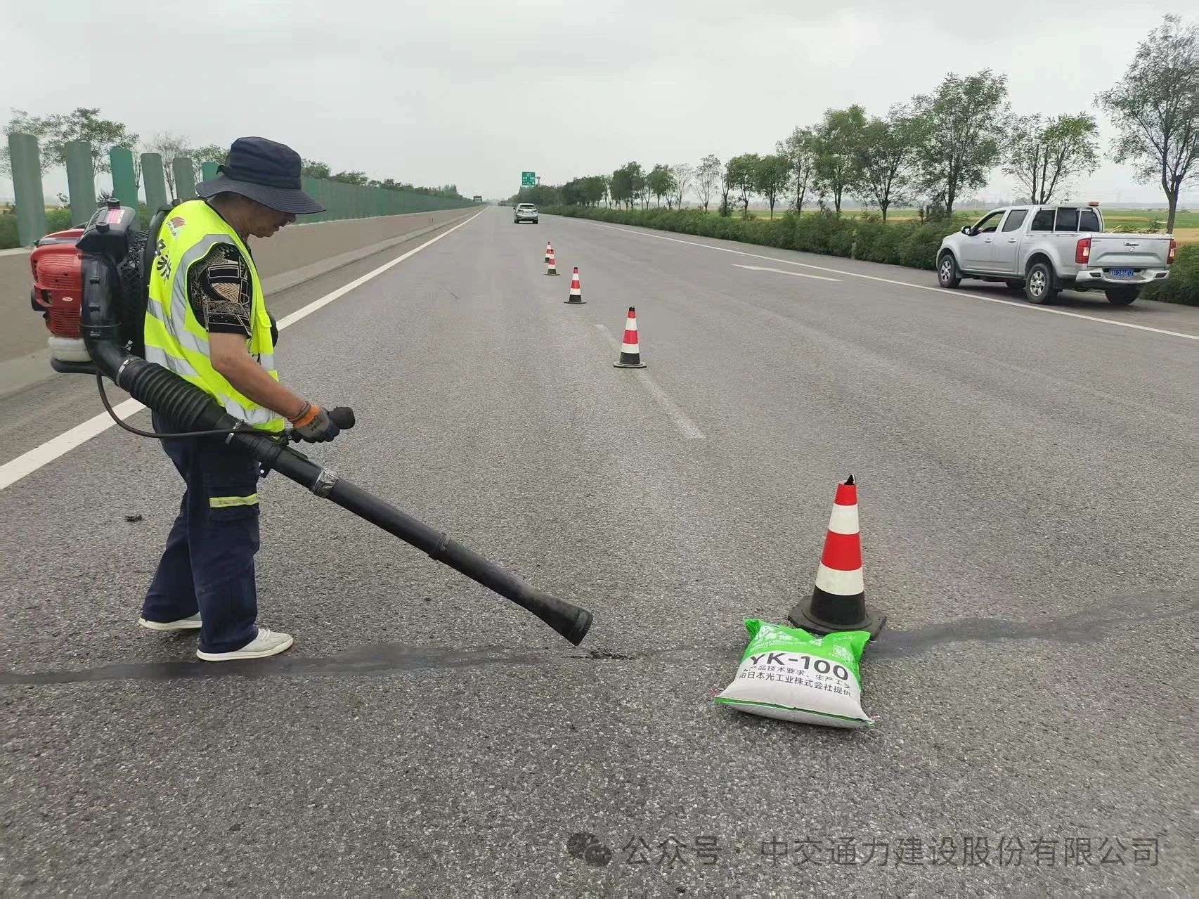 烈日下的“道路創(chuàng)可貼”：感壓型瀝青修補(bǔ)料助力G508赤曹公路“無痕”養(yǎng)護(hù)